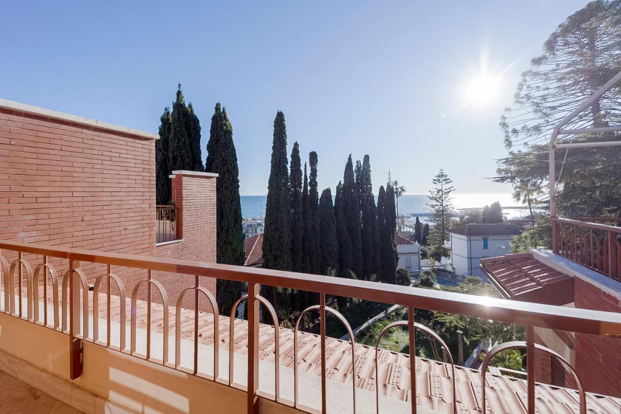 Apartamento Portosole Attic - With Terrace And Private Parking San Remo Exterior foto