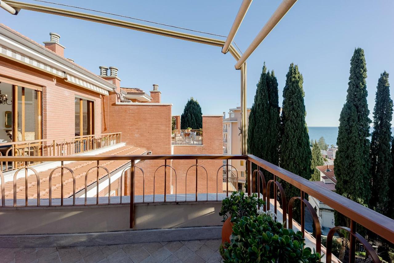 Apartamento Portosole Attic - With Terrace And Private Parking San Remo Exterior foto