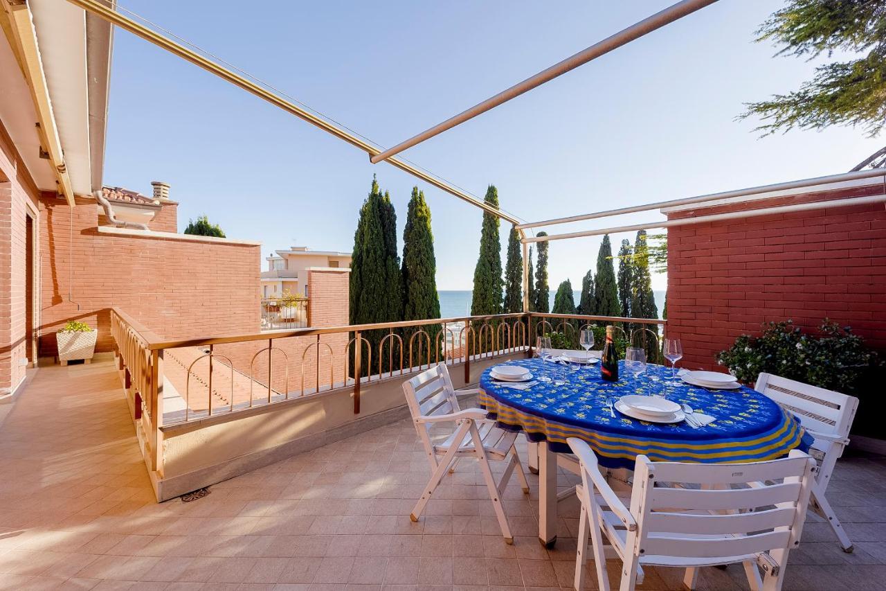 Apartamento Portosole Attic - With Terrace And Private Parking San Remo Exterior foto